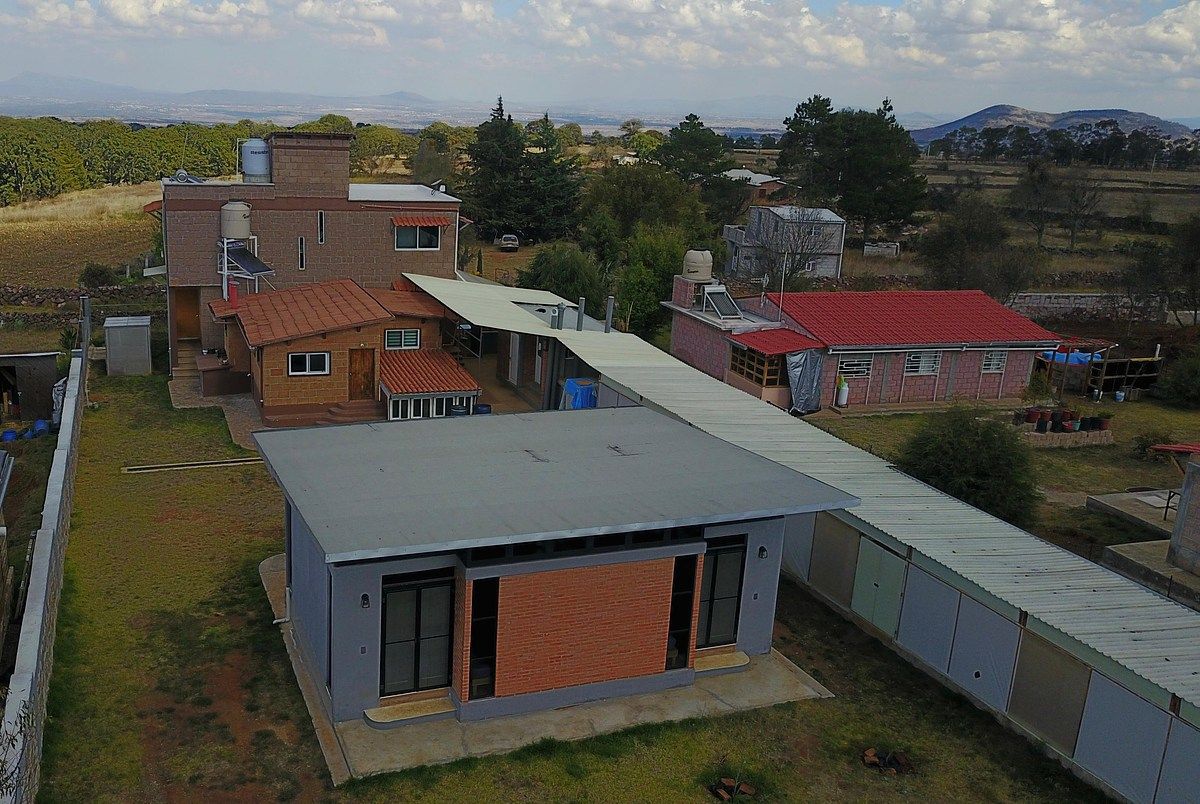 4 de 6: Salón, Casa y huerto