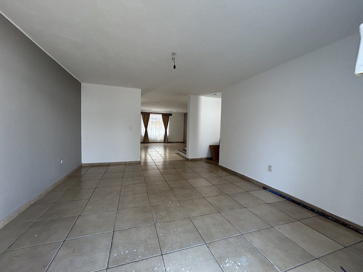 9 de 17: Comedor y sala detrás