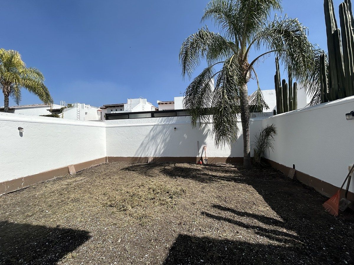 17 de 17: Amplio jardín (pasto pendiente por colocar)