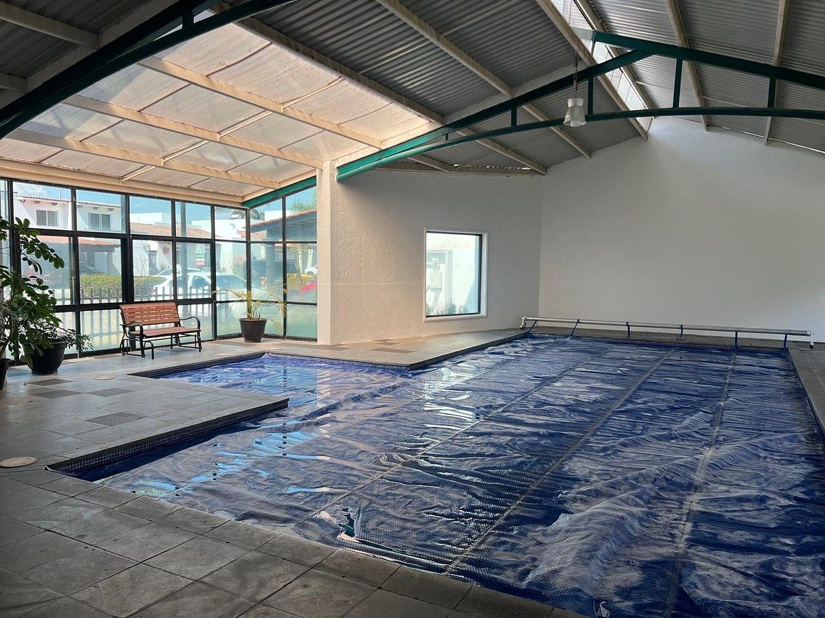 20 de 22: Alberca techada para privada y colonos