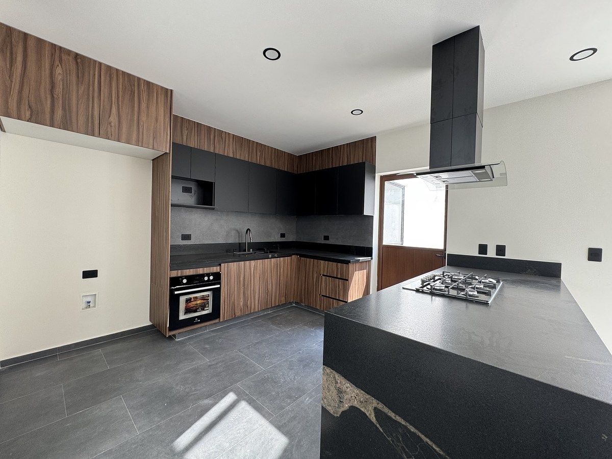 3 de 35: Cocina abierta con barra en granito martillado y parrilla