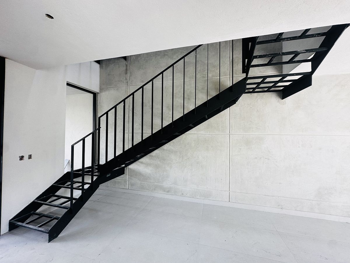 15 de 36: escaleras planta baja actual