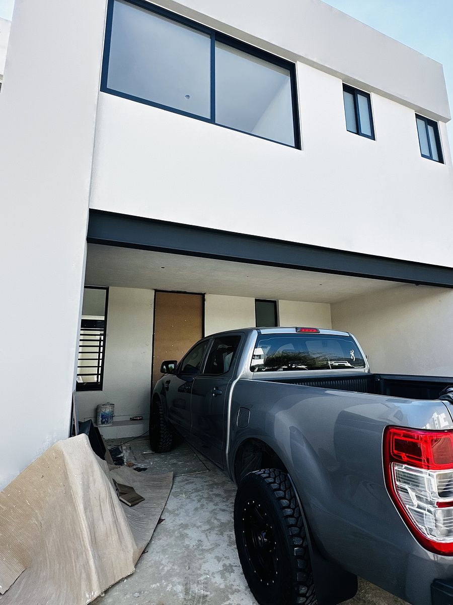 34 de 36: parte cochera actual viga aparente negra y ventanal artistic