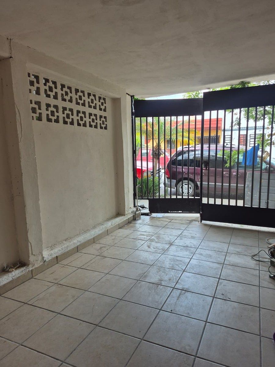 3 of 18: COCHERA CON PORTON