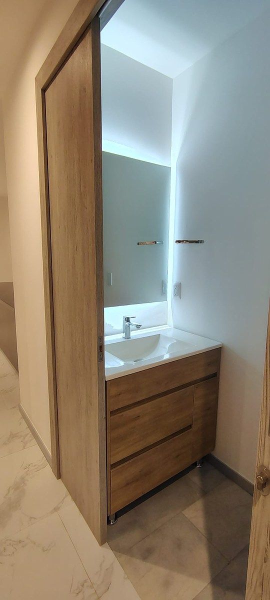 4 of 22: Medio Baño