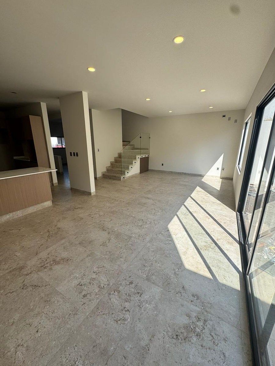 2 de 9: Estancias amplias y luminosas