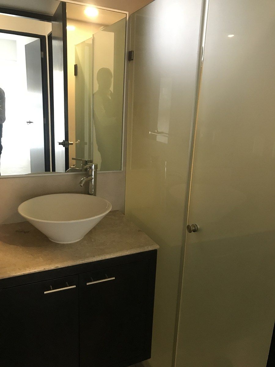 9 de 29: BAÑO PRINCIPAL CON CANCEL Y MUEBLE BAJO LAVABO