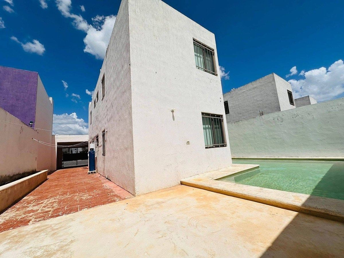 2 of 15: Parte trasera, alberca