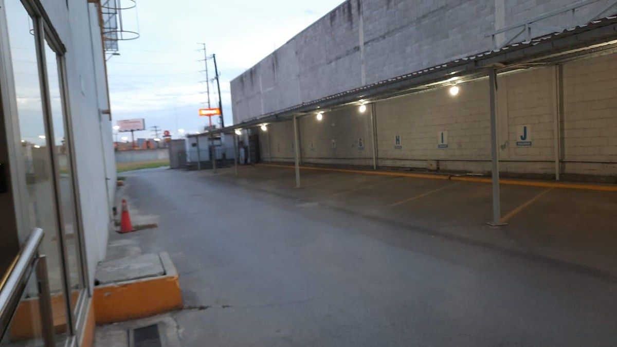 6 de 36: ESTACIONAMIENTO TECHADO