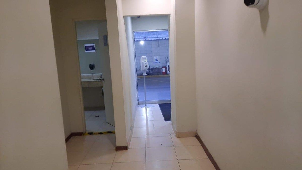 8 de 36: PASILLO SALIDA A ESTACIONAMIENTO