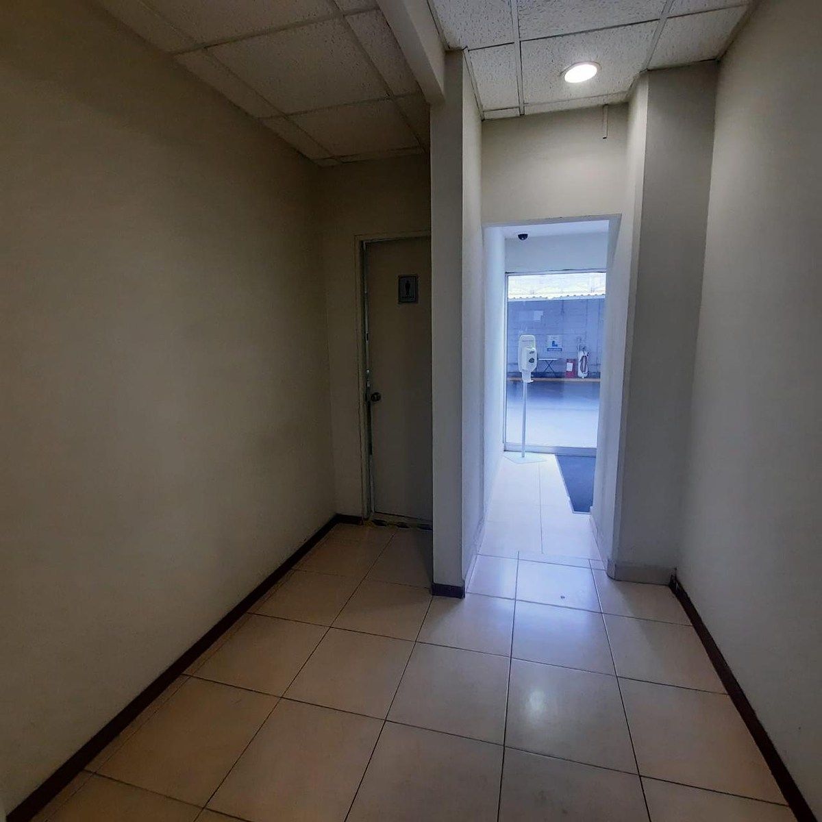 11 de 36: SALIDA TRASERA A ESTACIONAMEINTO