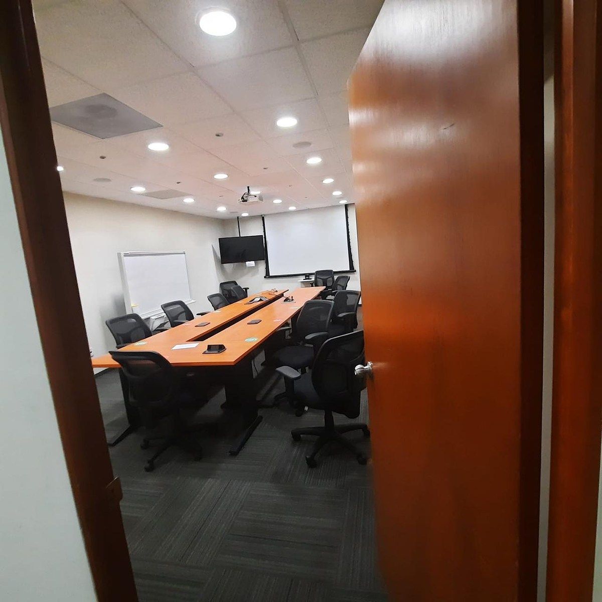 27 de 36: SALA DE JUNTAS PISO 3