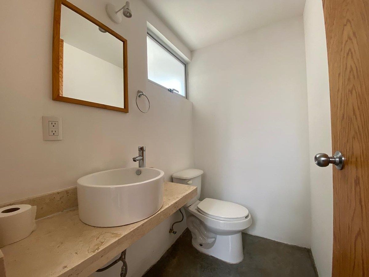 7 de 15: Medio baño para visitas