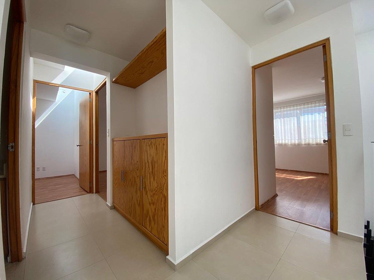 8 de 16: Pasillo y mueble para blancos