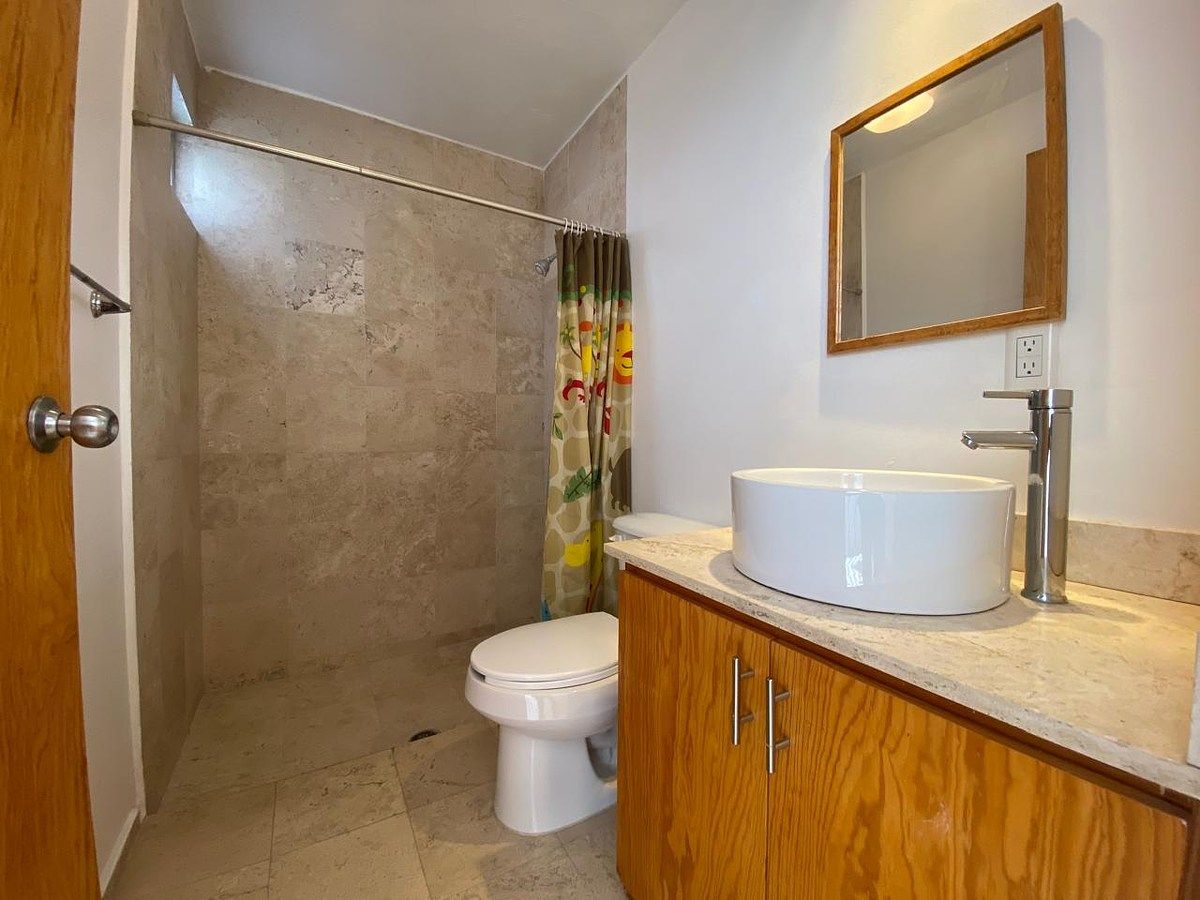 14 de 16: Baño completo para habitaciones secundarias