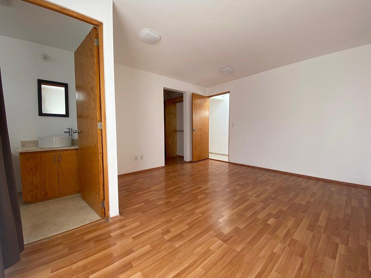 9 de 16: habitación principal con baño privado