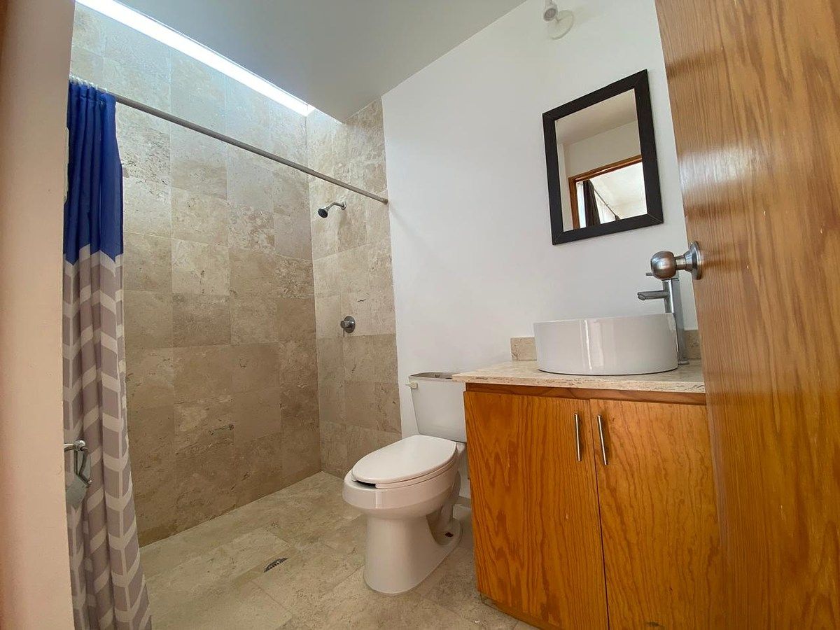 13 de 15: Baño de habitación principal