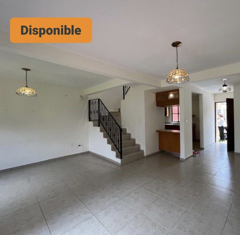 15 de 30: vista comedor a cocina y escaleras