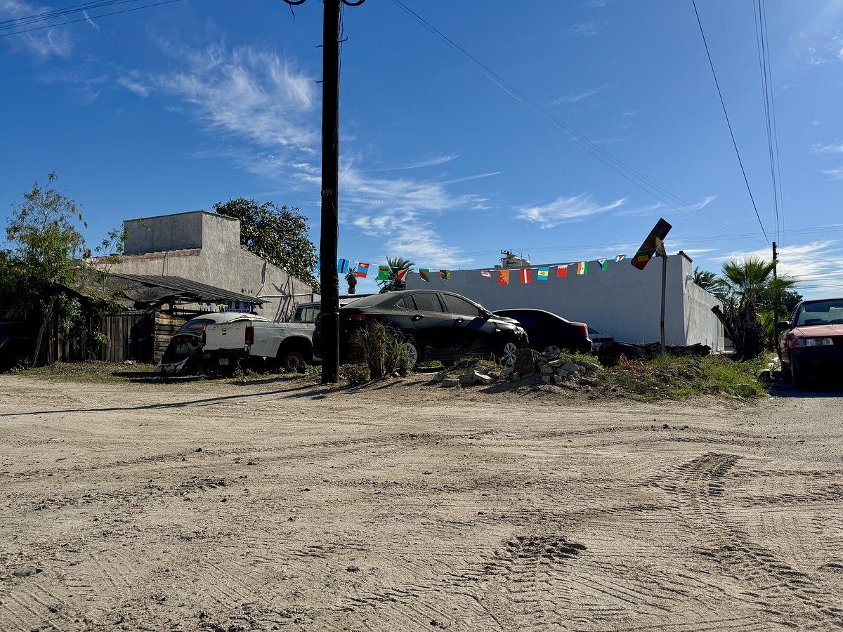 5 of 26: vista de la esquina hacia el terreno