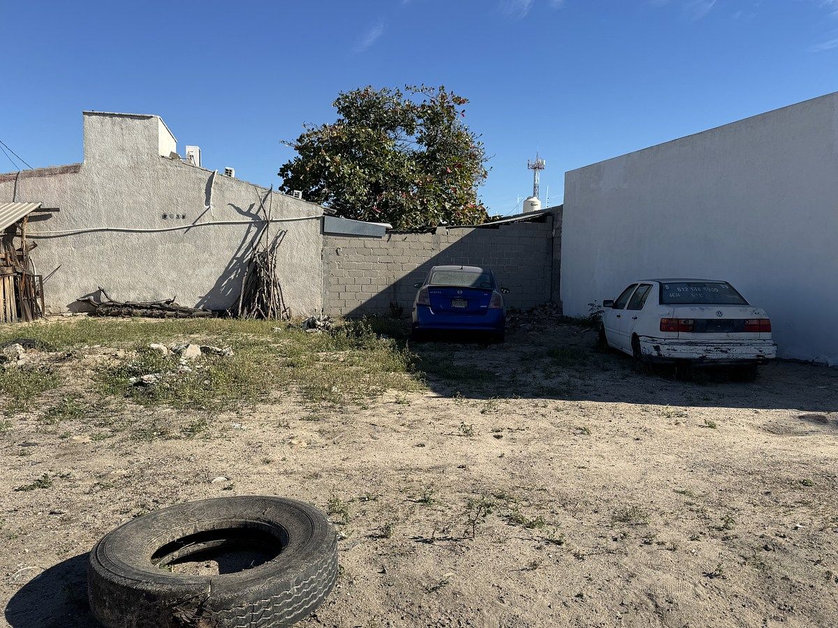 7 of 26: Viendo hacia el terreno sobre la calle Álvarez Rico