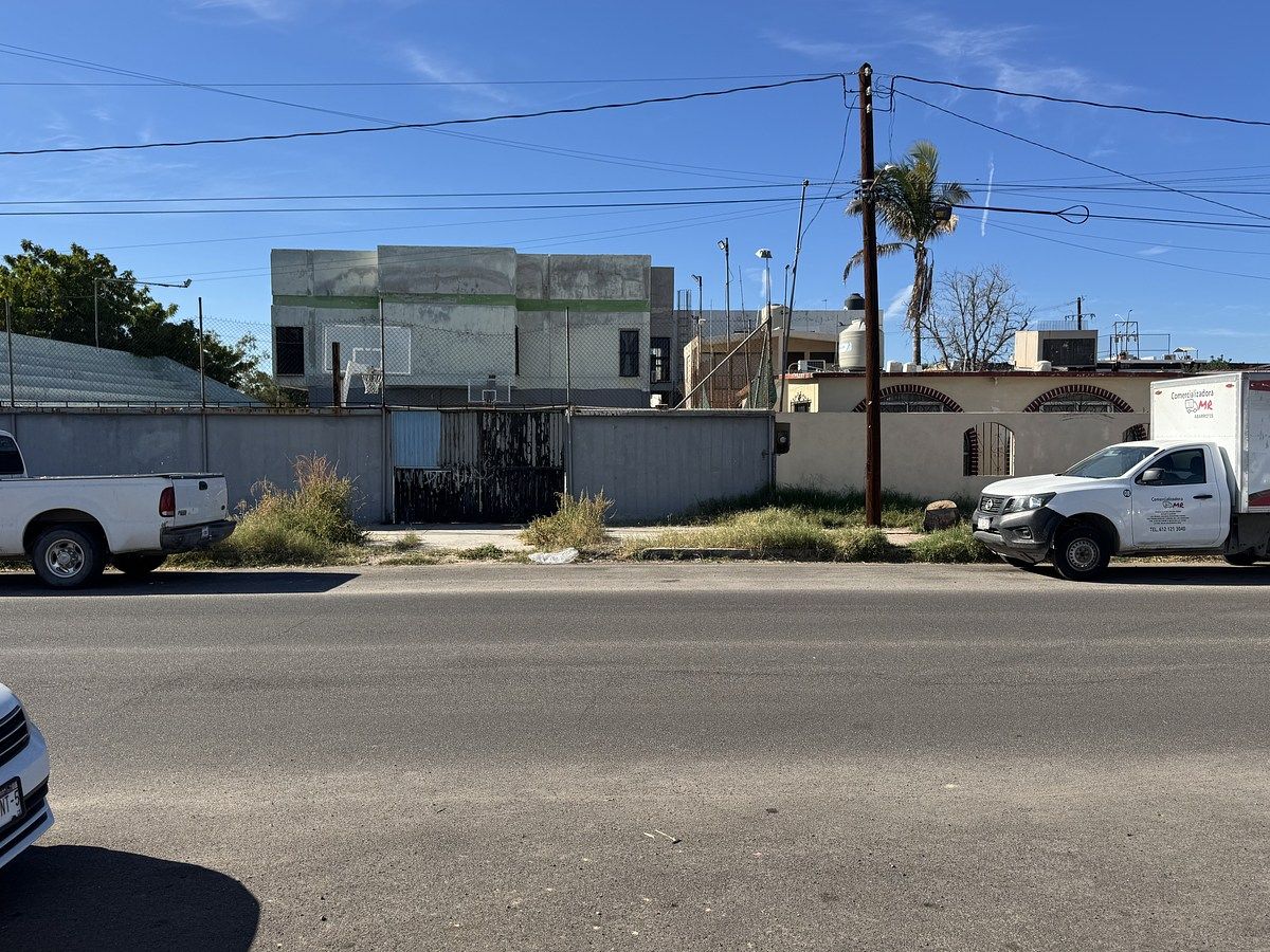 8 of 26: viendo al frente desde el terreno sobre Álvarez Rico
