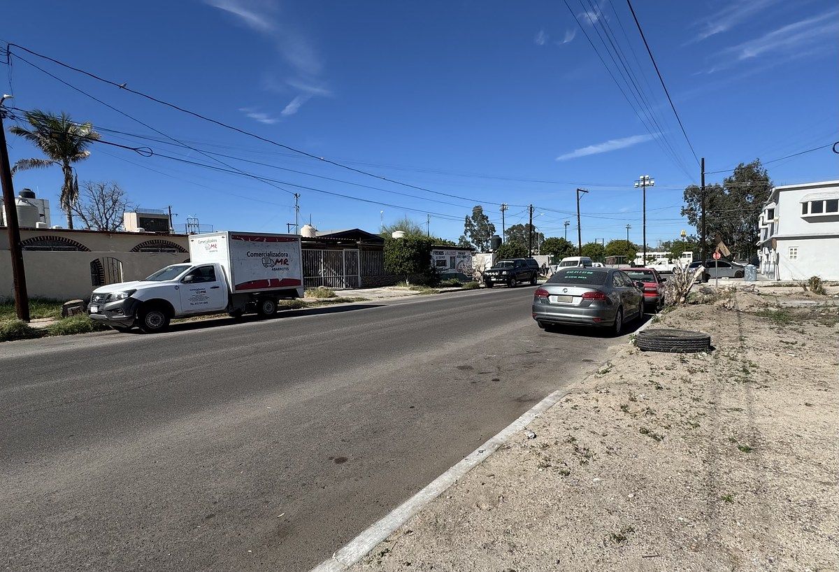 22 of 26: calle de asfalto sobre la calle Álvarez Rico