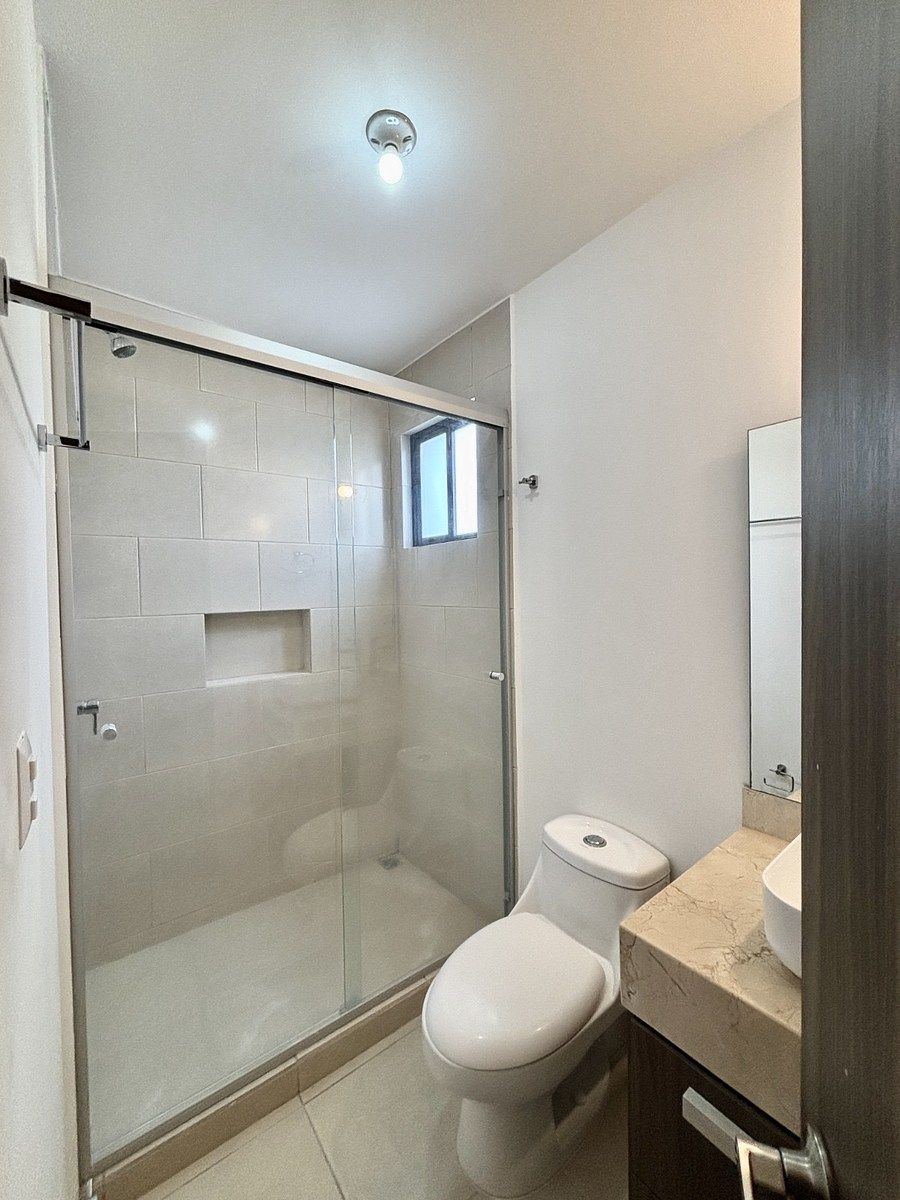 9 de 18: Baño completo en recámara  Principal .