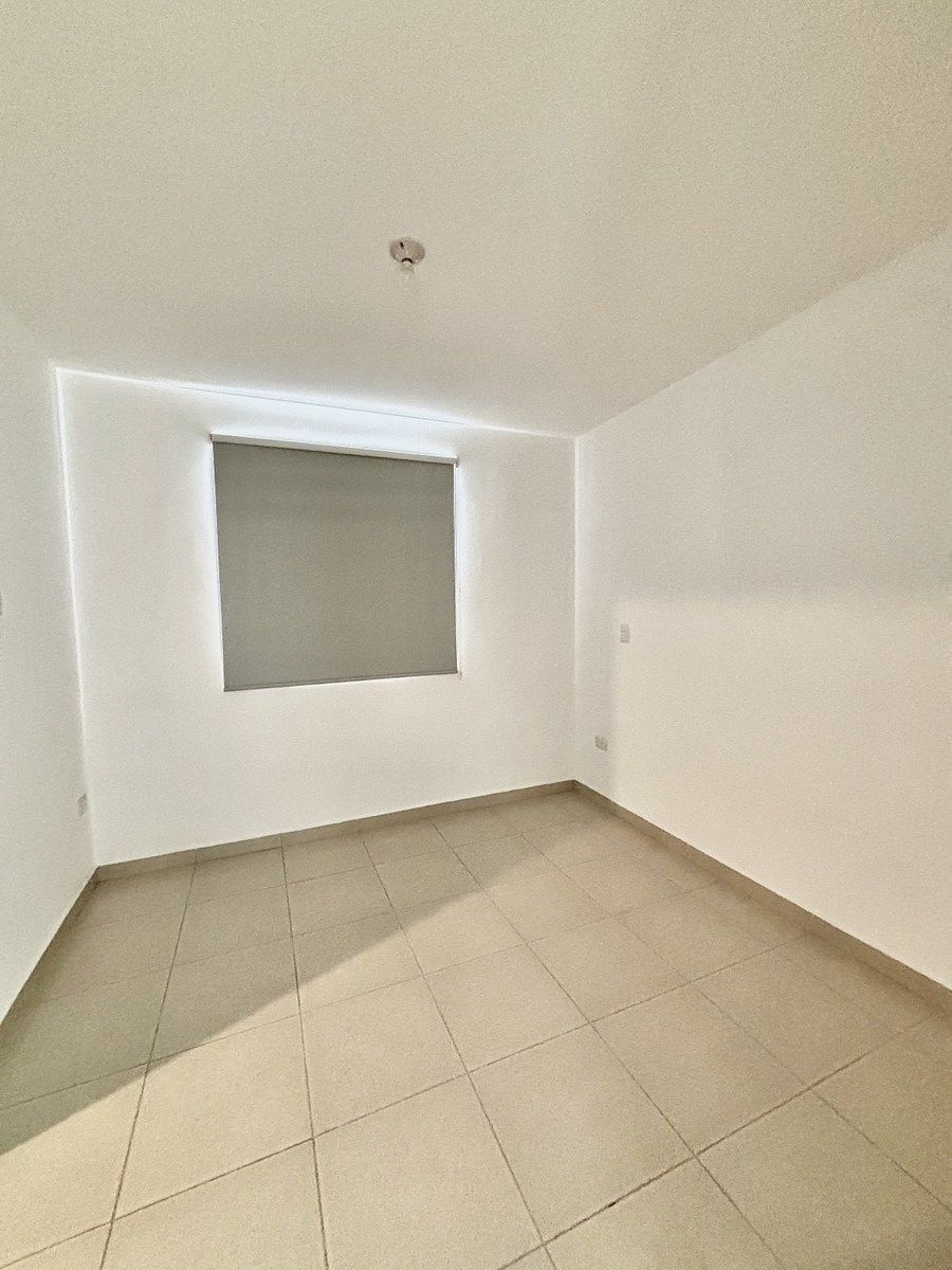 7 de 18: Recámara principal con vestidor y baño completo .