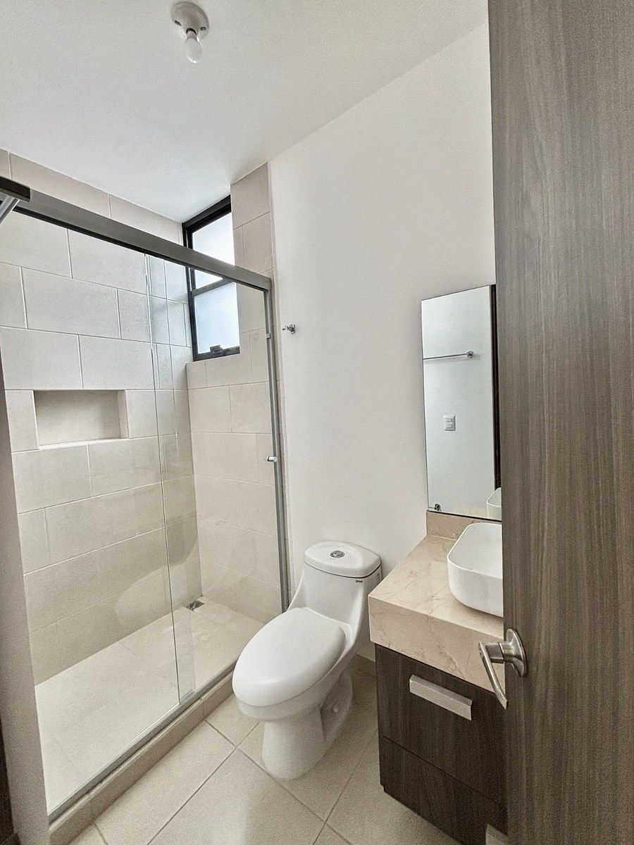 11 de 18: Baño completo al exterior de recámara secundaria.