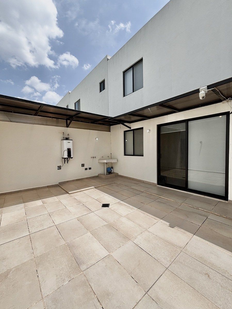 12 de 18: Patio exterior con techo .