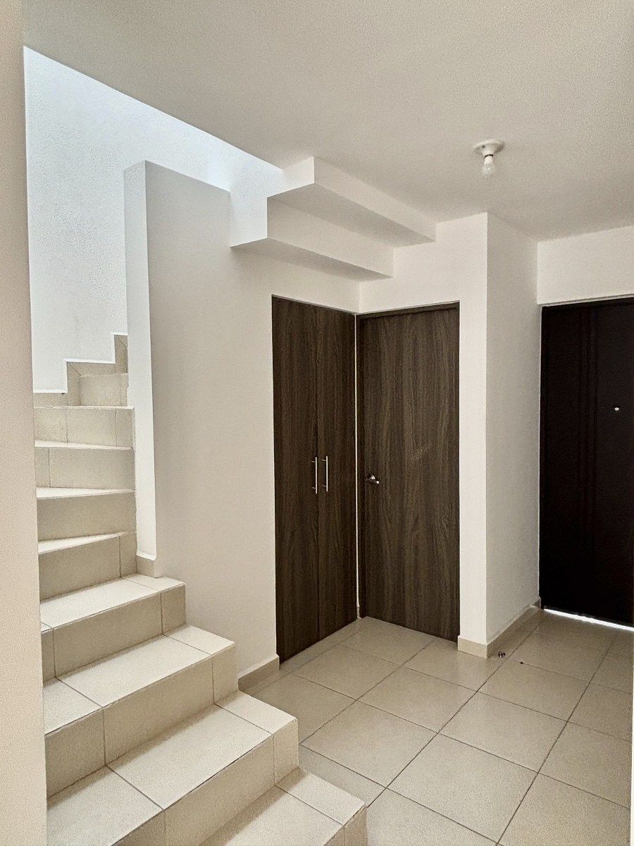 5 de 18: Medio baño de visitas y bodega bajo la escalera .