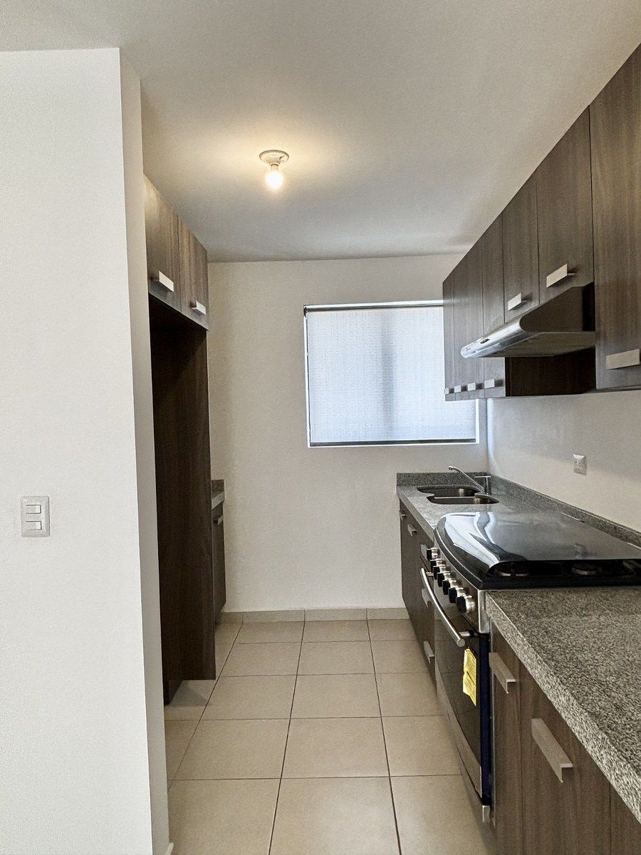 3 de 18: Cocina con barra  de granito .