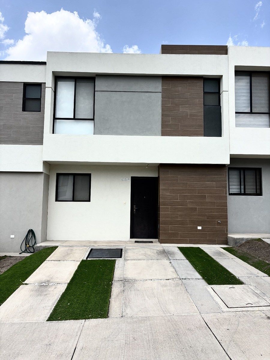 14 de 17: 2 estacionamientos al frente .