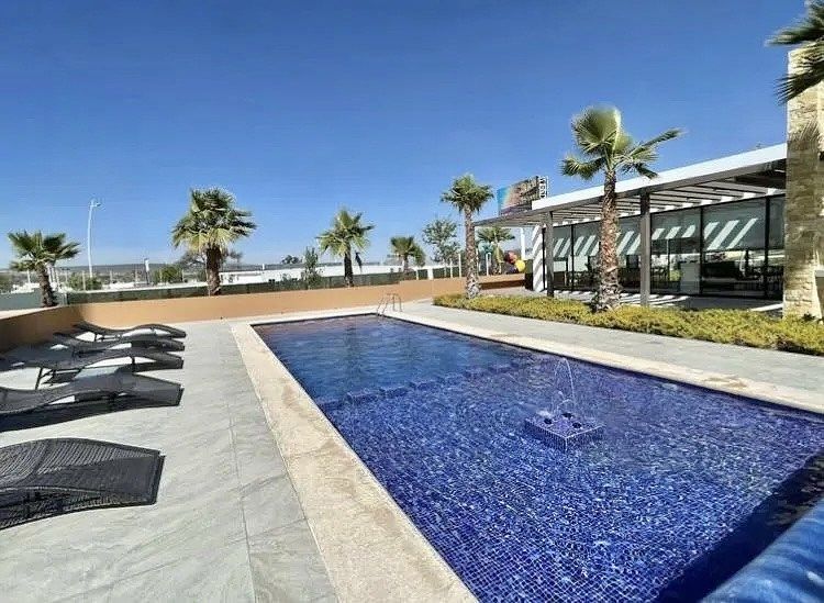 15 de 18: Alberca y chapoteadero para los pequeños .