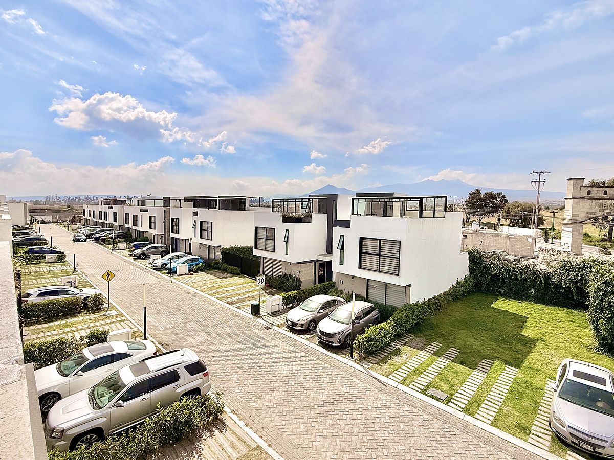 18 de 21: vista fraccionamiento y área común