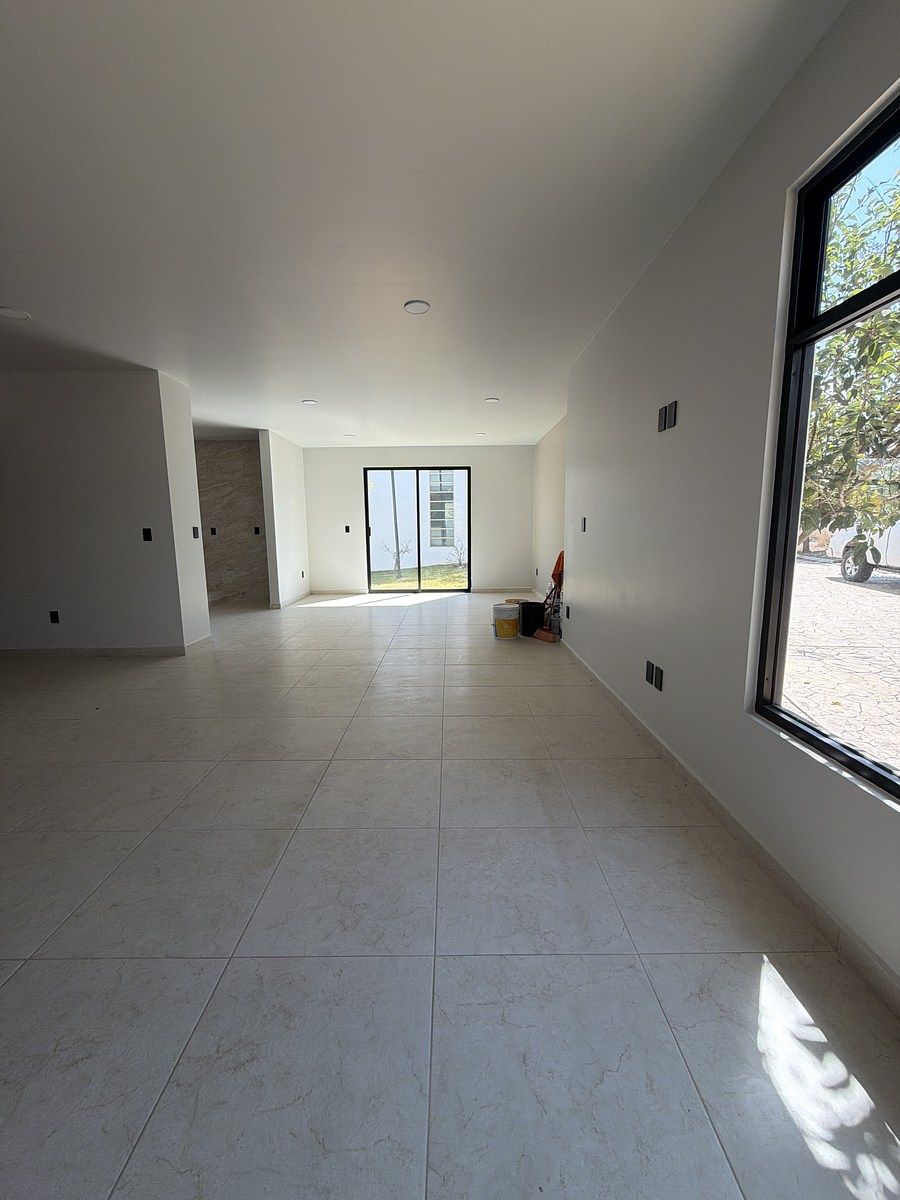 4 of 22: Vista de la entrada con gran iluminación