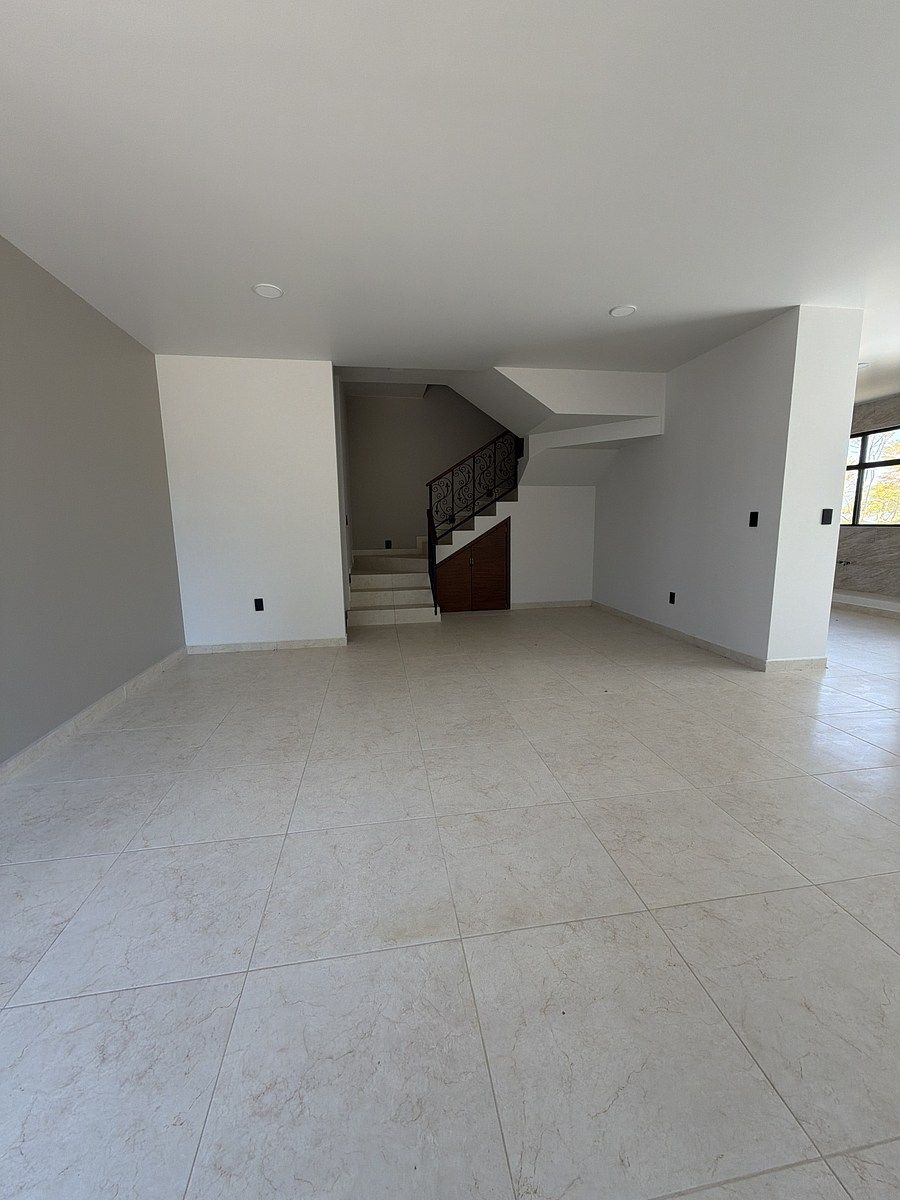 6 of 22: Sala, Medio Baño, escalera al primer nivel.