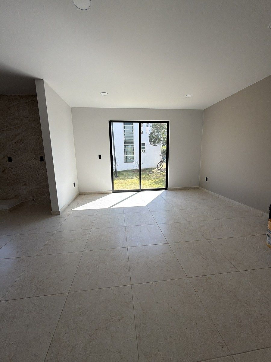 7 of 22: Comedor con amplio ventanal junto a la cocina