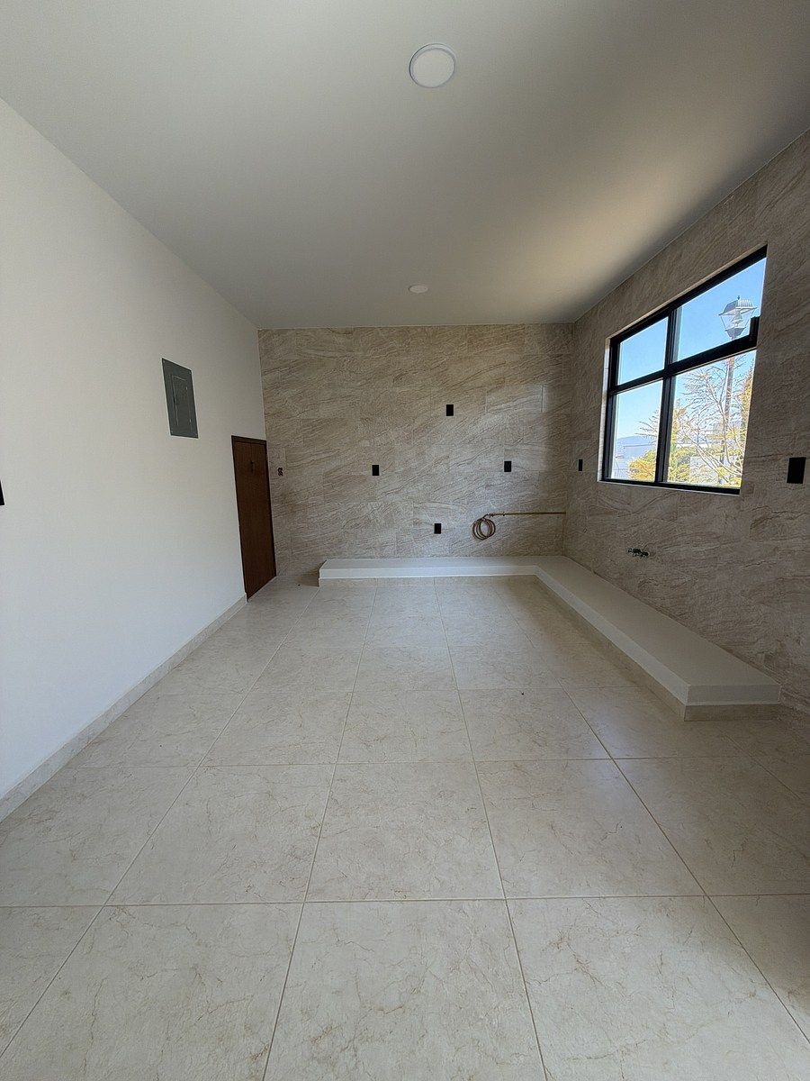 8 of 22: Cocina con una bodeguita