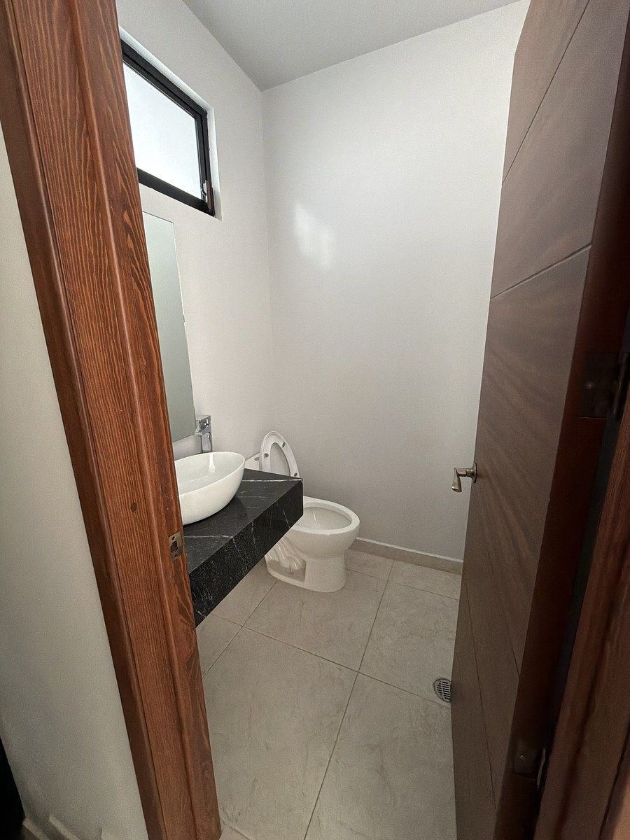 9 of 22: Baño para visitas en la planta baja
