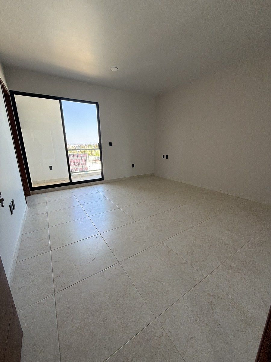 10 of 22: Recámara con balcón