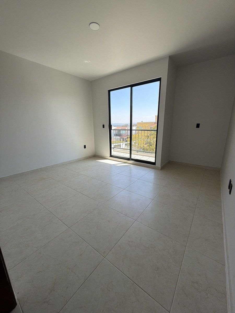 14 of 22: Recámara secundaria con Balcón