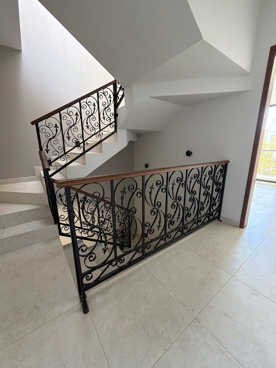 17 of 22: Barandal de herrería y madera