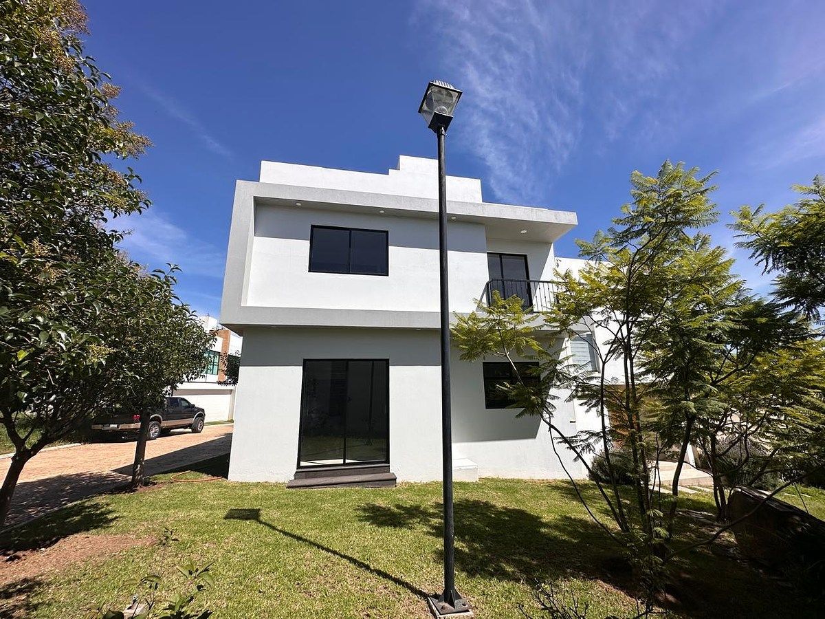 22 of 22: VIsta lateral hacia jardín del área común.