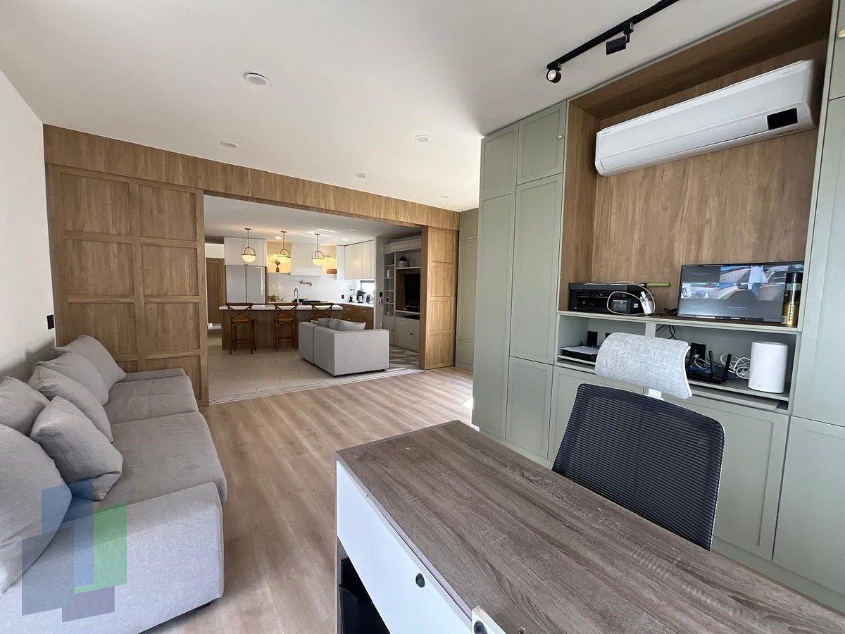 3 of 48: Estudio junto a family room