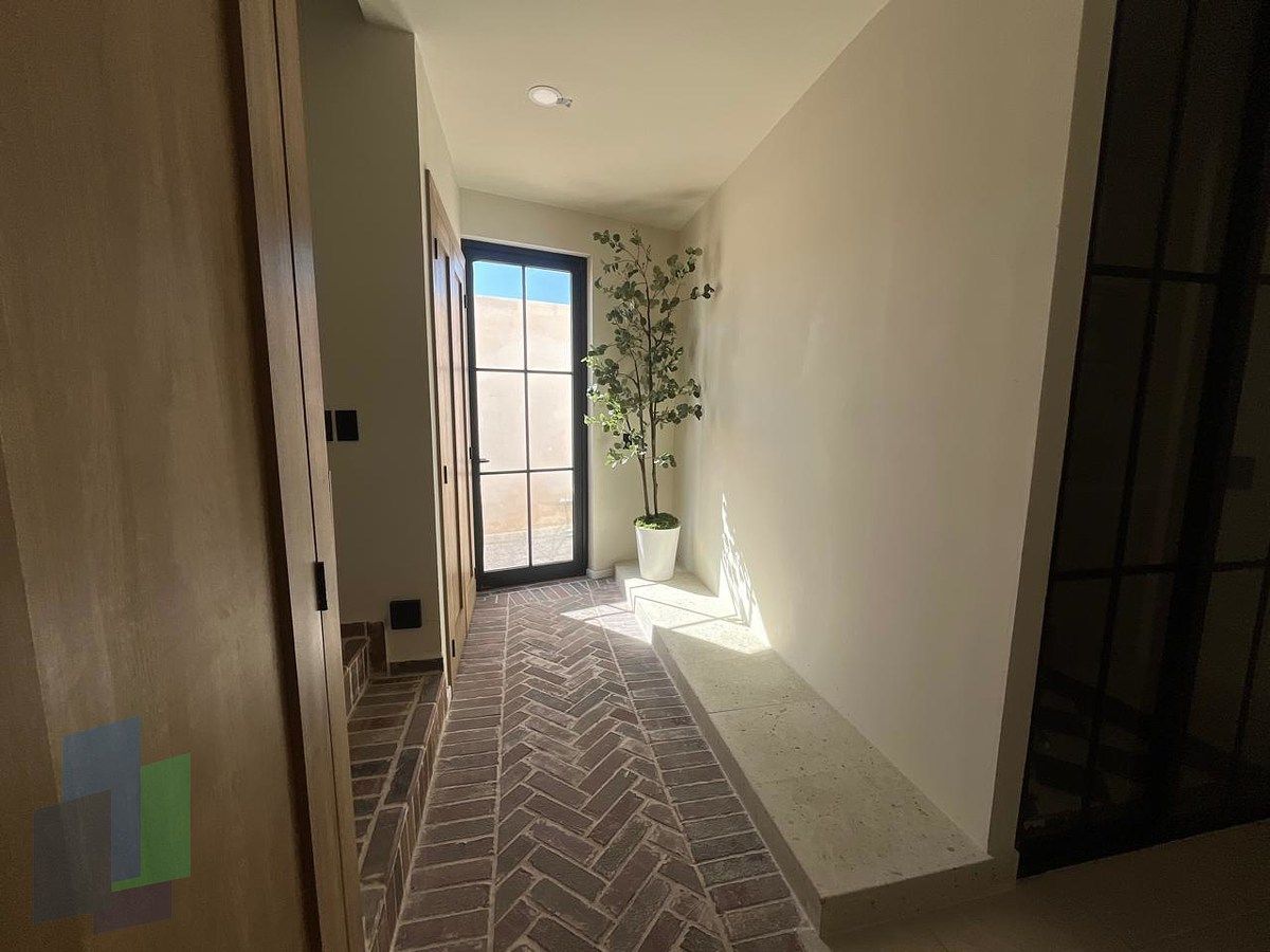 15 of 48: Pasillo planta baja con 2 bodegas