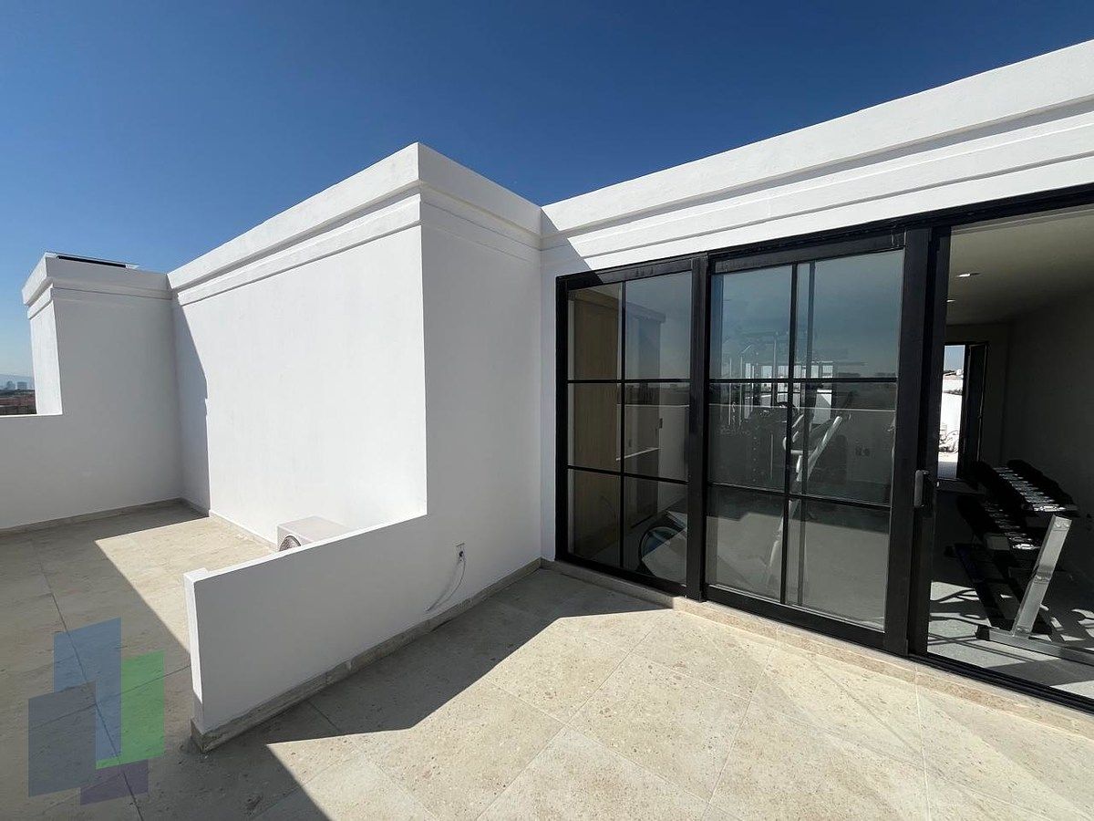 46 of 48: Salida al roof desde gimnasio