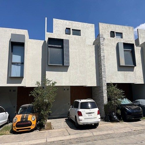 8 de 36: frente de la casa