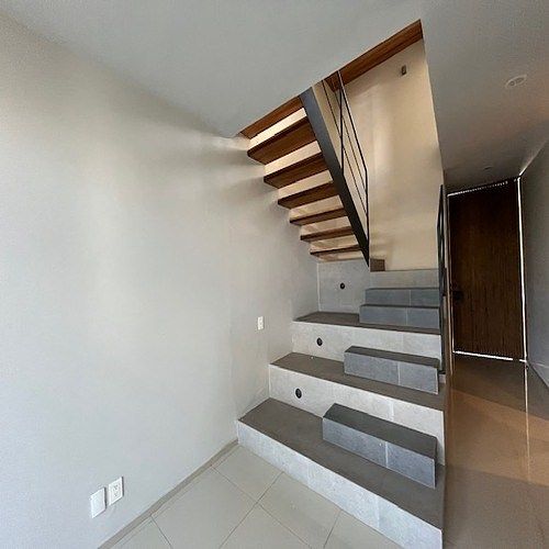 22 de 36: escalera y puerta principal al fondo