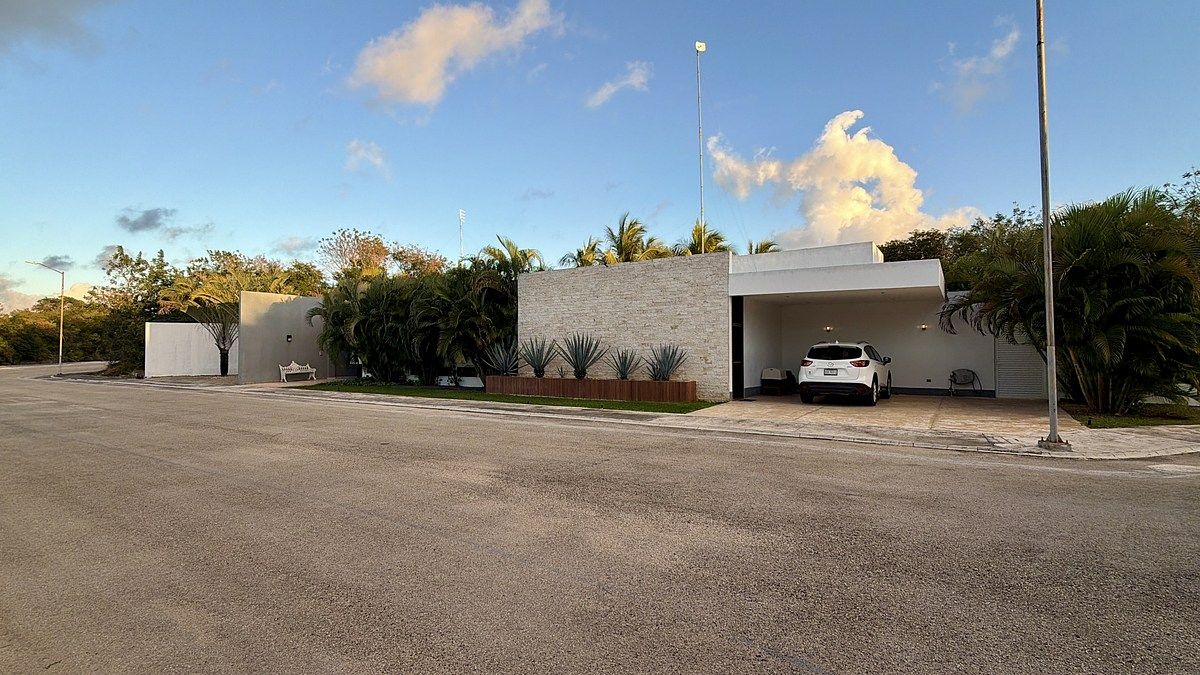 Casa Residencial en Privada La Rejoyada con amplio terreno